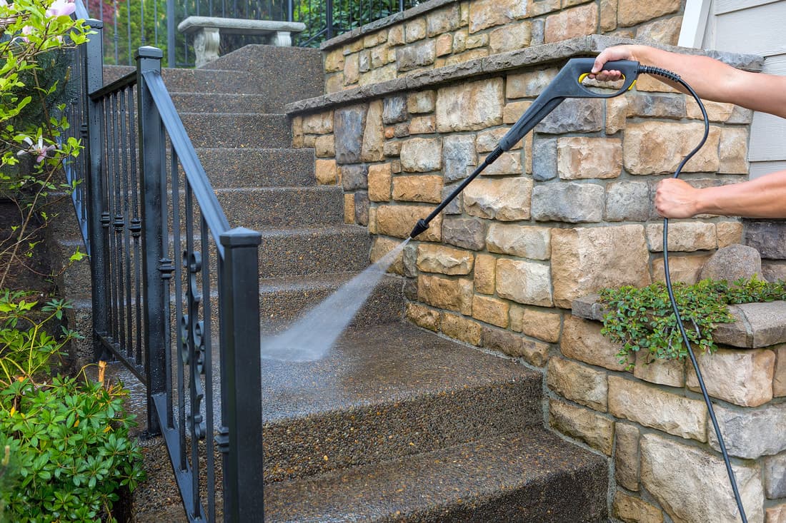 Driveway pressure washing and cleaning in Southwestern Ontario